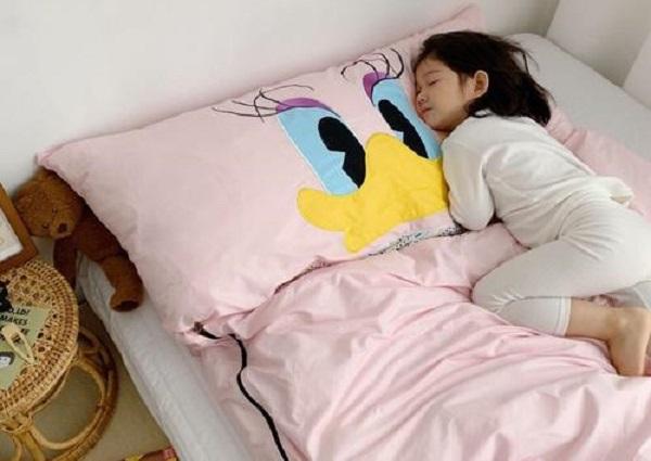 孩子睡觉常踢被子别总以为是太热这6个原因家长该思考一下