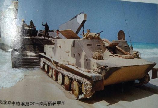 (埃及的btr50装甲车在渡海演习)