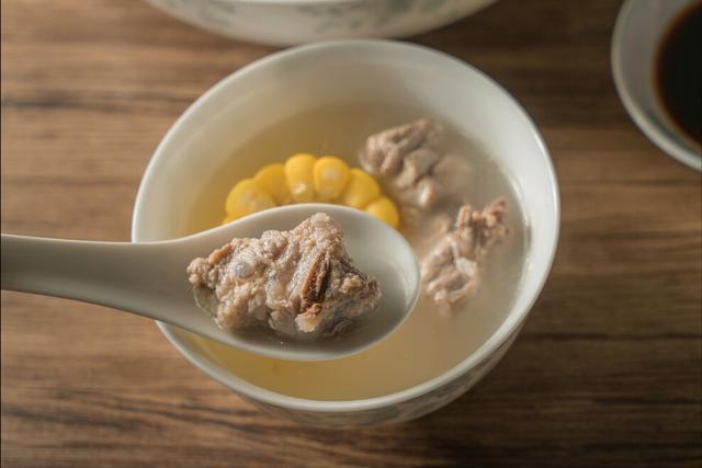 炖大骨头汤,直接焯水是错的,大厨教你不外传秘诀,骨汤