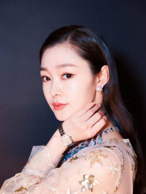 被宋轶惊艳了,穿吊带纱裙宛如画中人,仙味儿都飘出屏幕外了!