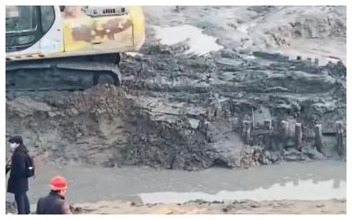 河北沧州泊头京杭大运河在清淤河道时发现古代沉船