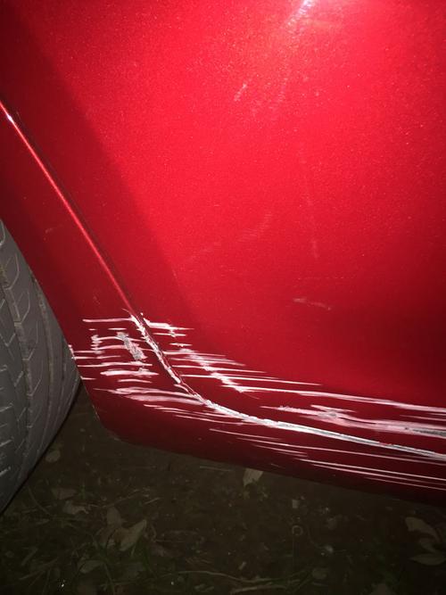 奇瑞艾瑞泽5 右车后门和裙边有点轻微变形 底漆已经漏