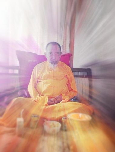 大西拉仁波且圆寂时身体大放虹光(这张照片是现场信众用手机拍得)