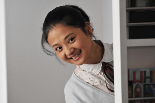 内地电视   搜狐娱乐讯 由中视美星投资拍摄的《蓝天花朵》讲述了来自