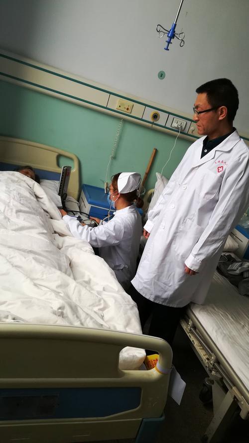 3.医生根据患者症状,胰岛素注射史,医嘱给予氧气吸入,测血压,测血糖.