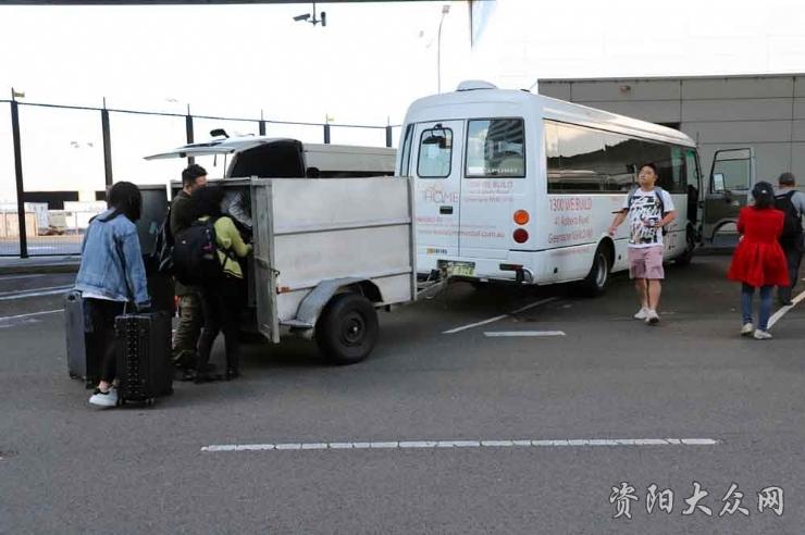 这里都是用有一个拖斗的小车来接,行李放在拖斗内,可以锁上.