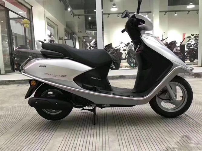 国四五羊本田睿御电喷wh110-6银色实车取拍