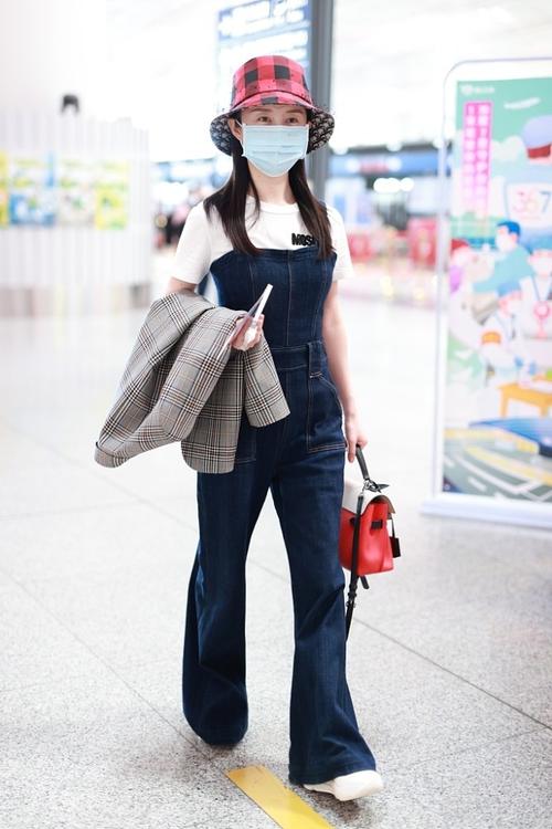 舒畅街拍:牛仔背带裤 白t恤 手袋俏皮减龄