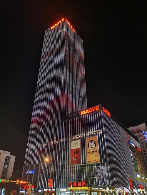 两个下沉广场,每天晚上都非常热闹,几栋高楼夜景也很美