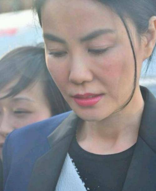 49岁王菲近照遭公开,面容像个大妈