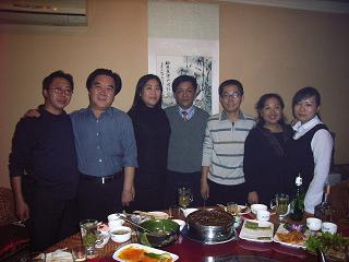 区领导和《尚阳堡民间故事》作者合影