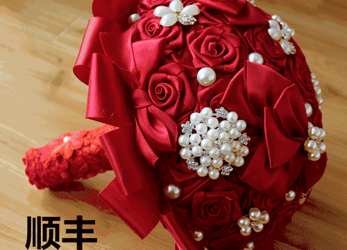 抱着这种手捧花说"我愿意",像不像举着红宝书,宣誓效忠革命.