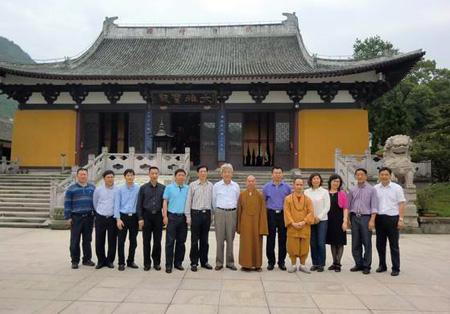能仁寺方丈了法法师在方丈楼热情接待了孙宝树副部长一行,并向其详细