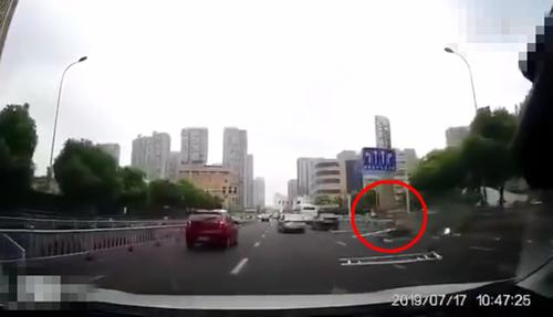 常州奔驰连撞多车肇事车副驾女子嚎哭我们撞了好多人