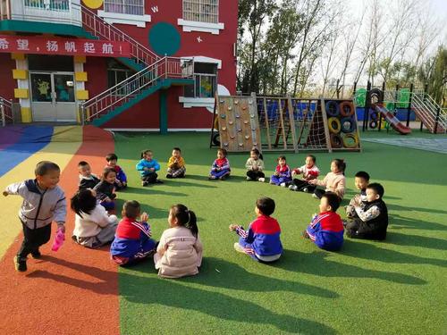 其它 蓝天幼儿园中一班户外游戏《丢手绢》 写美篇 (4)被追的小朋友