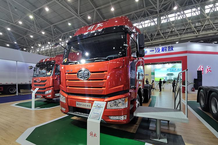 一汽解放 新j6p 440马力 6×4 国六 lng牵引车