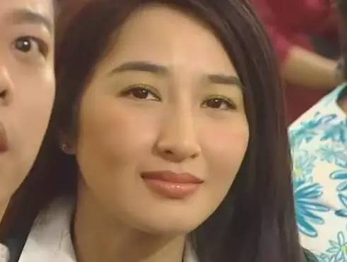 1996年,关咏荷出演了苗翠花大红,这个时候张家辉还在没有名气,有一次