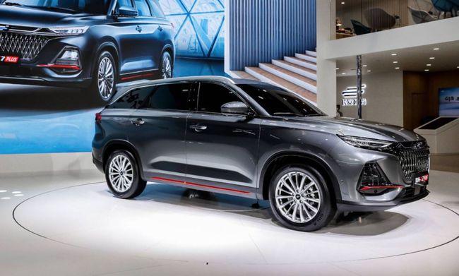 车身也显得十分大气,通过凹凸有致的型面和笔挺的腰线,提升了整车的