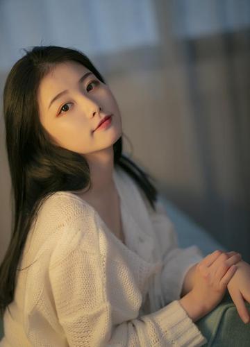 你家沙发上为什么会有一个这么漂亮的女孩子,我也好想要