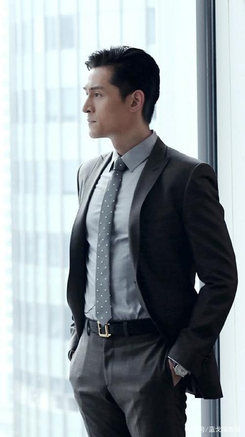 香港曾经有一句"最帅帅不过黎明",他被誉为香港穿西装最帅的男人,曾经