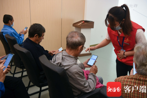 晓峰近距离 | 三亚开设"智能手机课堂" 让老年人"智享