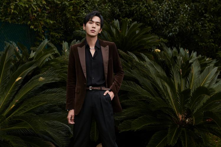 分享一组张若昀图片给大家,图中的明星图片壁纸会点缀你的电脑桌面