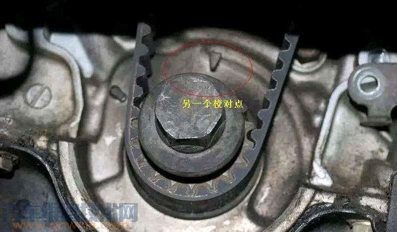 接下来,曲轴齿轮也做上相应的记号,到这里所有正时标记基本全部做完