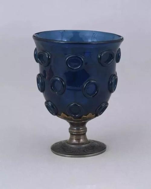 琉璃瓶,注口,接直柄,细颈圆弧腹犹如后世胆瓶,是唐代进口中国的波斯