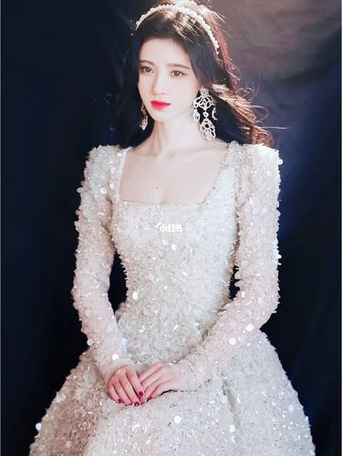 鞠婧祎的礼服美图_鞠婧祎_礼服_美图怎么样_白毛衣_大衣_娱乐_明星