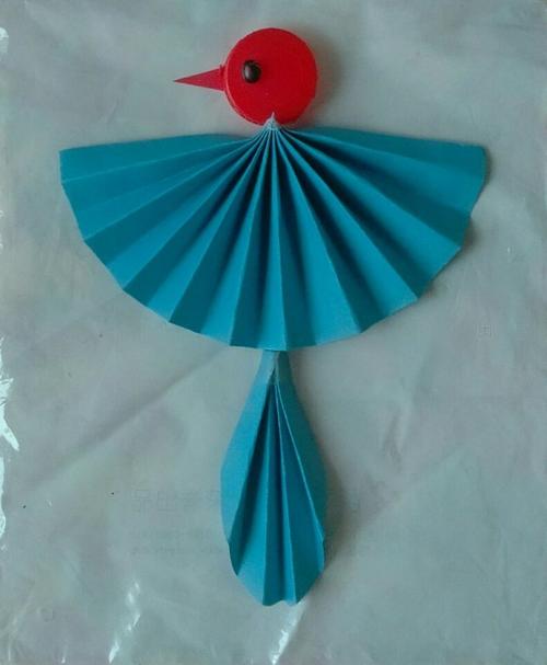 教你怎样用瓶盖来制作儿童创意手工拼贴画 蓝色的小鸟