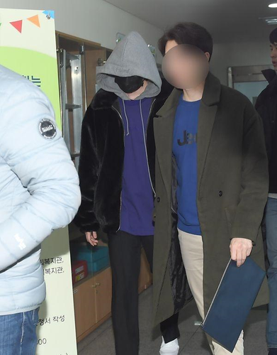 李钟硕入伍现场照曝光,戴帽子口罩遮挡超严实,全程埋头头快走