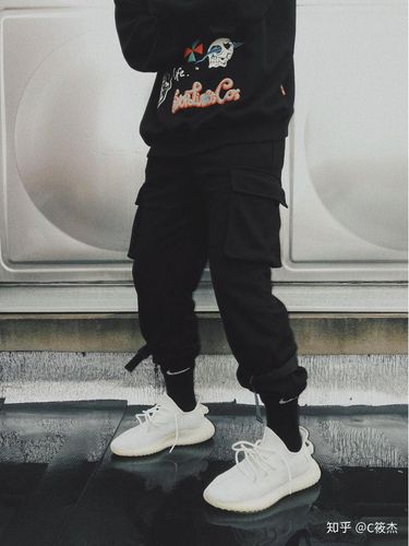 白色椰子鞋,配哪种类型的裤子好看?