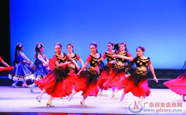 在汕头文化艺术学校实验剧场举行,我市知名曲艺家与艺校学生同台演出