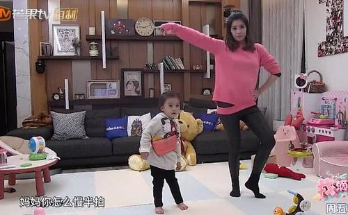 《妈妈是超人》贾静雯夫妇带咘咘尬舞,网友:幸福的一家人!