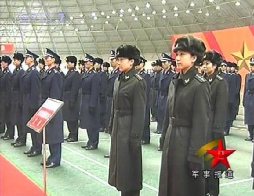 解放军开始换发07式干部冬常服毛衣也可配肩章