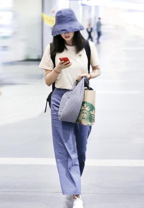 牛仔裤还能这么穿,简单搭配就能提升高级感,高圆圆衣品也太好了
