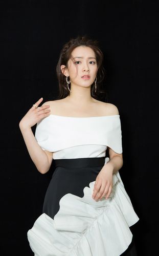 简介:陈昊宇清新典雅黑白写真图片,分享一组陈昊宇图片给大家,图中的