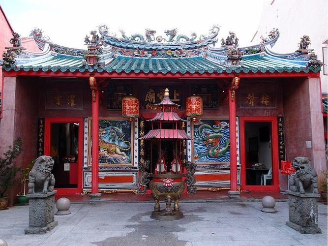 街的尽头,占据地利位置的是潮州公会和他们的上帝庙.