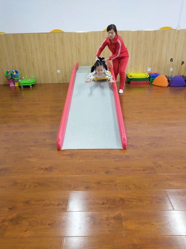 感统训练:滑板,大滑梯,按摩球