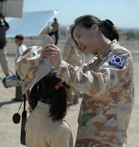 蓬勃发展的韩国女兵(组图)