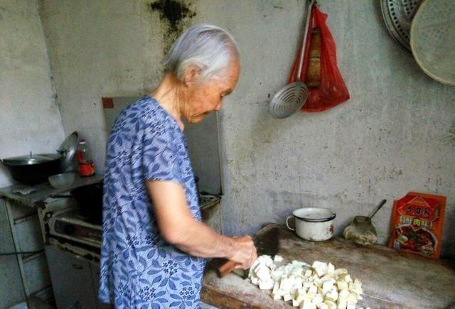 九十岁奶奶坚持种菜自己做饭, 顿顿饭都离不开馒头