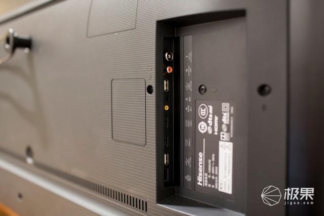 背后简洁到可以把电源线缠绕起来,正面完全看不到,而且背面的设计也