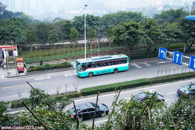 俯视几辆公交车