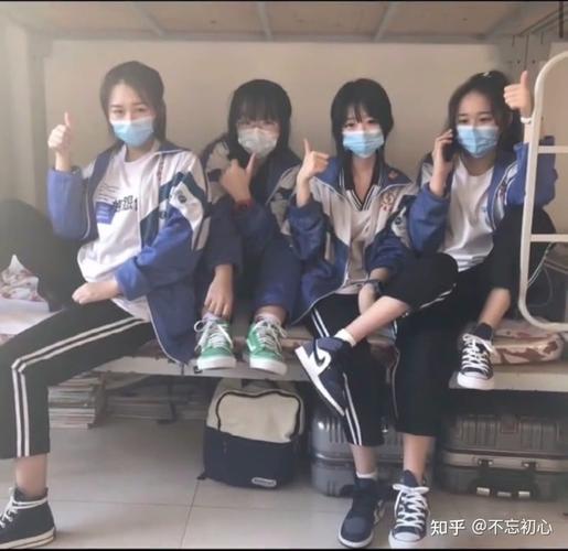 伊春二中女生网红校服妹妹