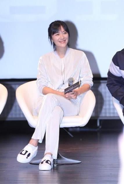 45岁徐静蕾初老明显穿v领装身材臃肿面露疲倦不似从前