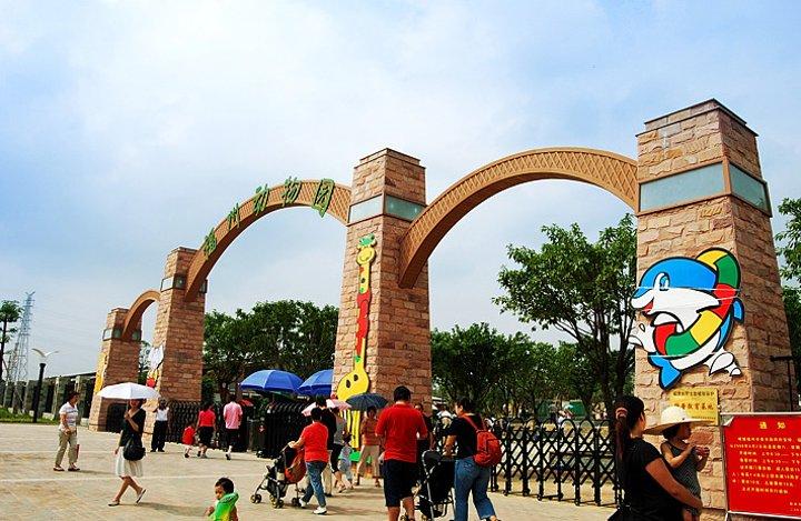 个人觉得这30元花的还是非常值得的动物园里面非常大由入口展示区两栖