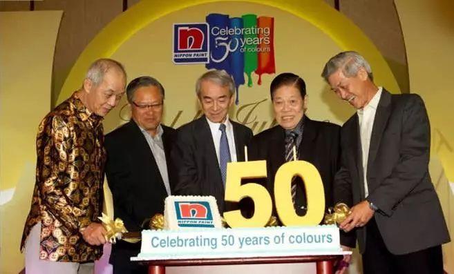 立时50周年,时任日涂社长酒井健二(中),吴清亮(右2)与吴学人(右1)在立