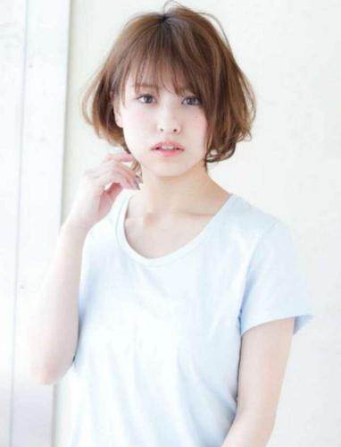 脸圆发量少发质细适合哪种发型呢?短发时尚减龄,蓬松又显发量