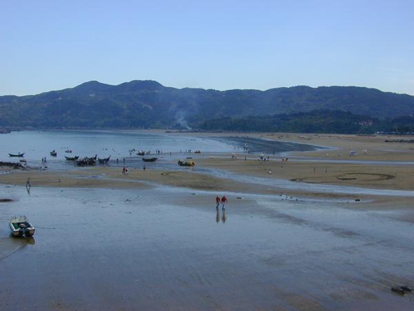 苍南县渔寮乡金沙滩迎来旅游黄金旺季