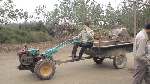 开着手扶式拖拉机下地了